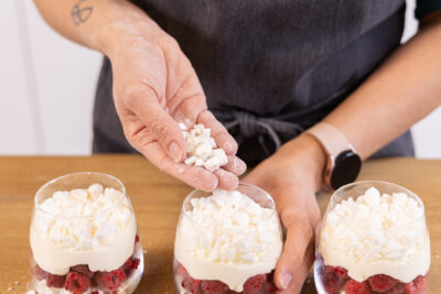 Dessert mit Baiser garnieren