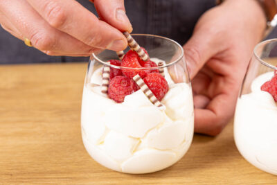 Mascarpone-Quark-Creme Dessert dekorieren