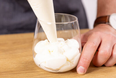 Creme in Dessertgläser füllen