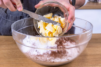 Butter in die Schüssel geben