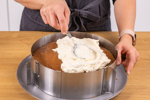 Creme auf Tortenboden verteilen