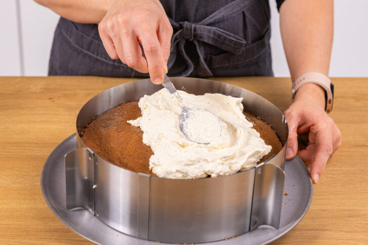 Creme auf Tortenboden verteilen