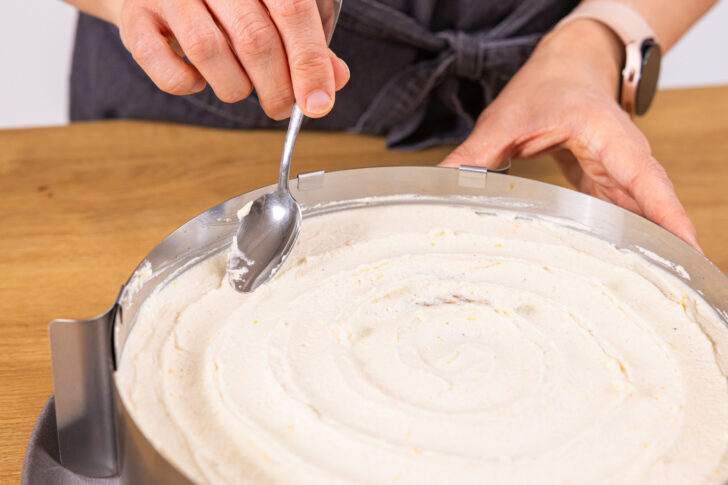 Mit Löffel Kreise in Creme ziehen