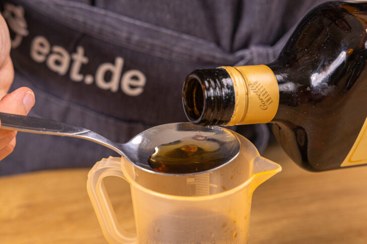 Amaretto zu Espresso gießen