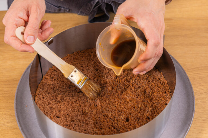Boden tränken mit Espresso und Amaretto