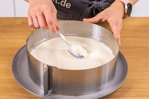 Creme auf Boden verteilen