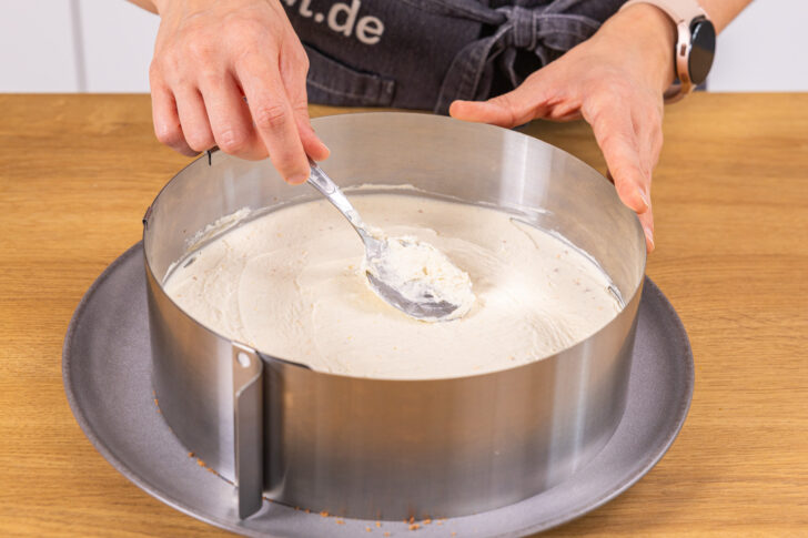 Creme auf Boden verteilen