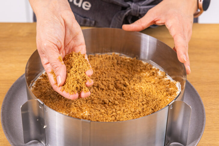 Spekulatiuskrümmel auf Creme verteilen