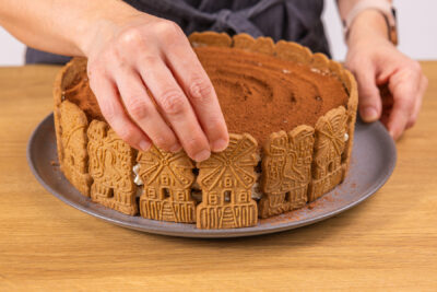 Spekulatiuskekse am Rand der Torte platzieren