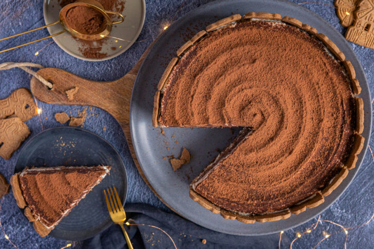 Spekulatius-Tiramisu-Torte mit Mascarpone frisch serviert
