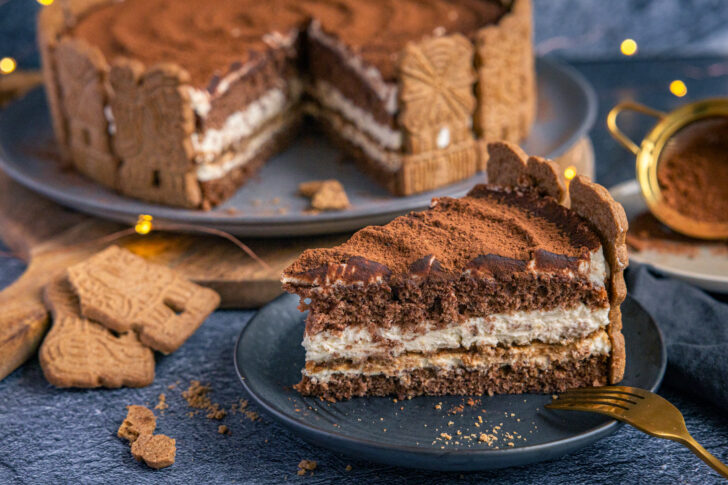 Ein Stück Spekulatius-Tiramisu-Torte mit Mascarpone