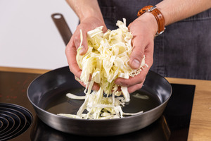 Spitzkohl in die Pfanne geben