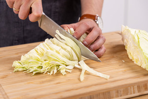 Spitzkohl in Streifen schneiden