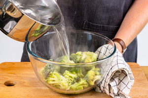 TK-Brokkoli mit heißem Wasser übergießen