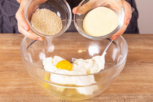 Quarkmasse für Topfenknödel zubereiten