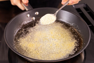 Zucker, Paniermehl und Butter mischen und erhitzen