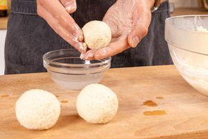 Topfenknödel formen