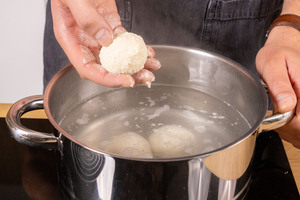 Topfenknödel ins Wasser geben