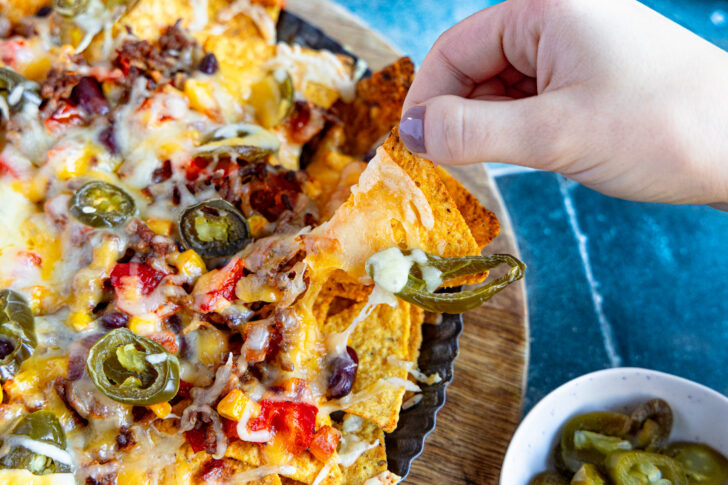 Überbackene Nachos wie beim Mexikaner mit der Hand wegnehmen