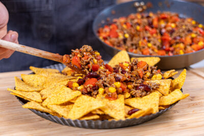 Hackfleischmasse auf den Tortilla-Chips verteilen