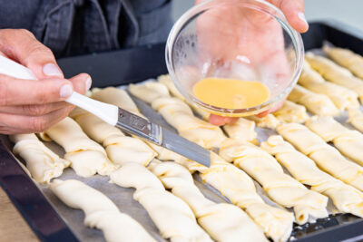 Vanillestangen mit Ei-Milch-Mischung bestreichen