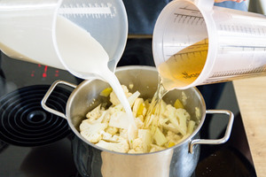 gebratenes Gemüse mit Mandelmilch und Gemüsebrühe aufgießen