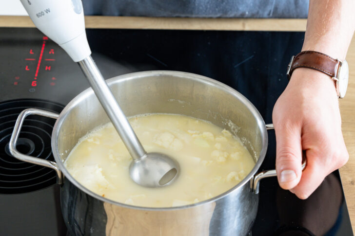 Vegane Blumenkohlsuppe cremig pürieren