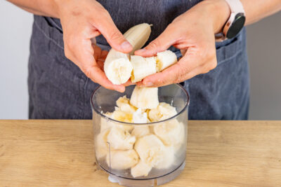 Bananen in Mixer geben