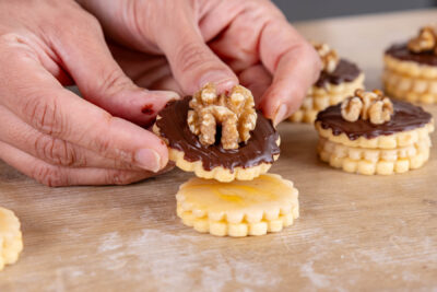 Walnuss-Marzipan-Plätzchen fertigstellen