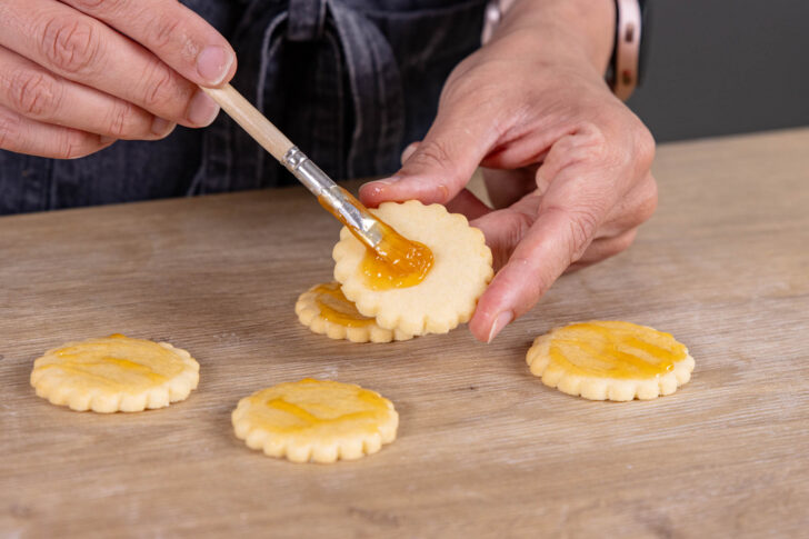 Plätzchen mit Marmelade bestreichen