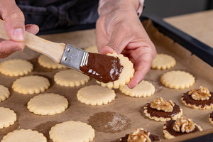 Schokolade auf Plätzchen aufstreichen