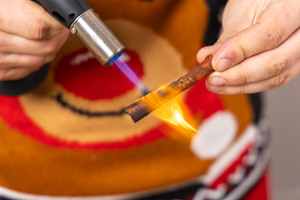 Zimtstange mit Flammbierer anzünden