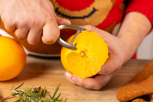 Orange mit Sparschäler schälen