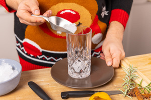 Eis in Glas geben
