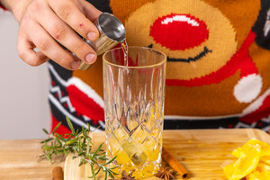 Gin in Glas geben