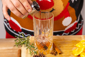 Sirup in Glas füllen