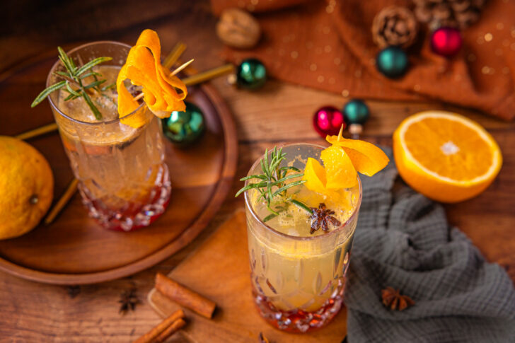Weihnachts-Gin-Tonic servieren