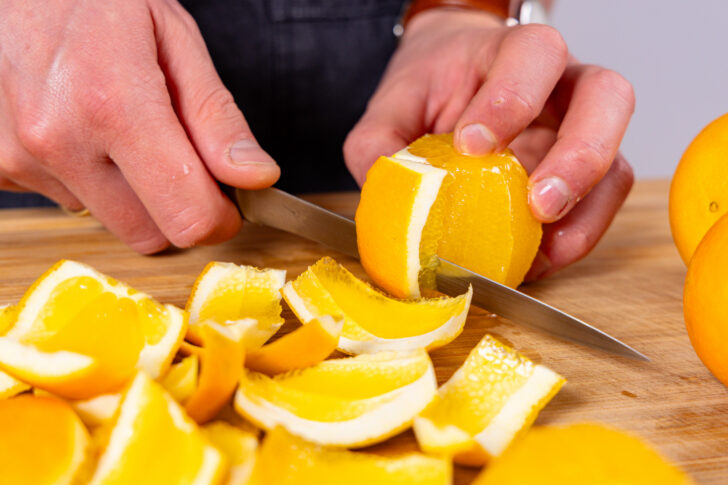 Orangenschale abschneiden