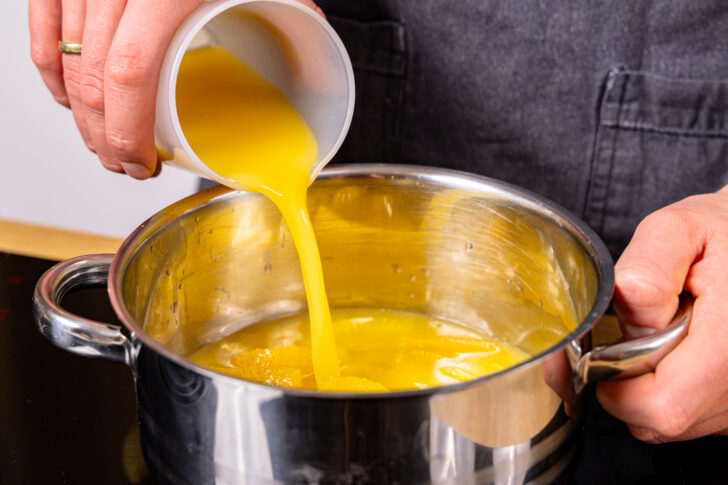 Orangensaft in Topf geben