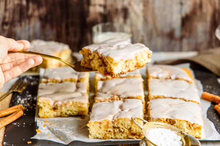 Zimtschneckenkuchen mit Puderzucker-Frischkäse-Glasur