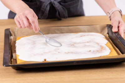 Zimtschneckenkuchen glasieren