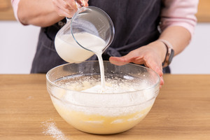 Milch dazu gießen