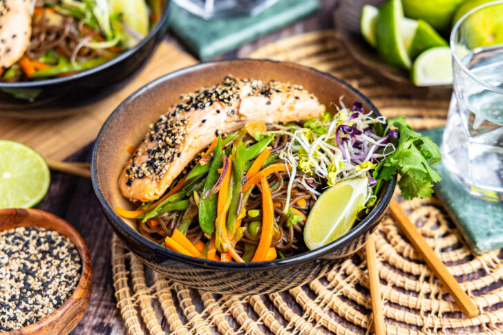 Asiatische Sobanudeln mit Lachs