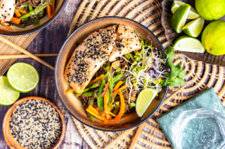 Asiatische Sobanudeln mit Lachs
