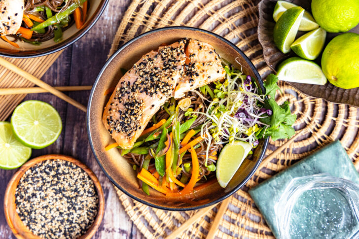 Asiatische Sobanudeln mit Lachs