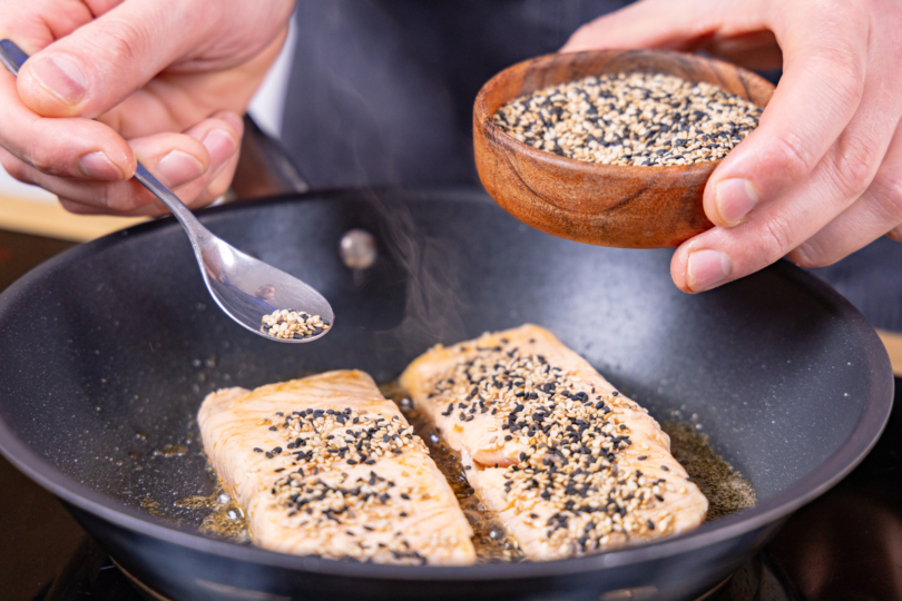 Lachs mit Sesam bestreuen