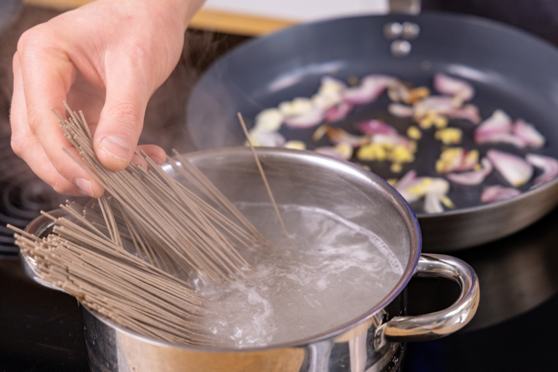 Sobanudeln kochen