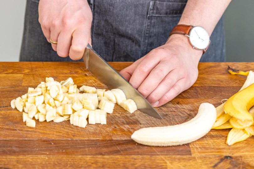 Bananen in Stücke schneiden