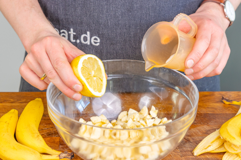 Zitronensaft und Milch in Schüssel gießen