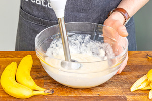 Die Bananenmasse für den Bananenquark wird mit dem Pürierstab cremig püriert